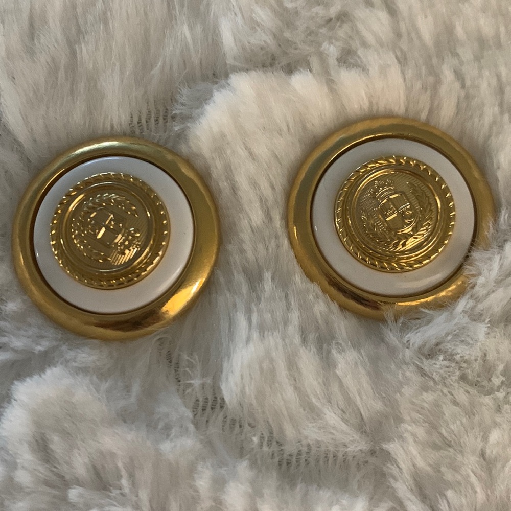 Liz Claiborne vintage logo crest pierced earrings.Signed‎